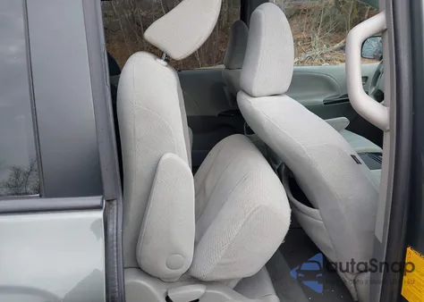 2014 Toyota Sienna Le V6 8 Passenger z USA, uszkodzony, nr VIN 5TDKK3DC6ES433948